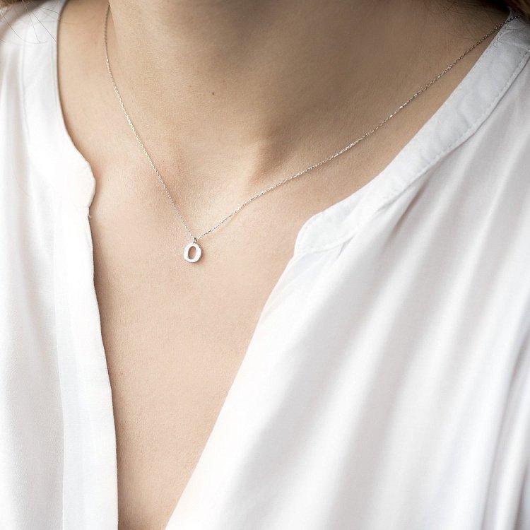 Серебряное колье с буквой О 18623б от ювелирного магазина Оникс - 1