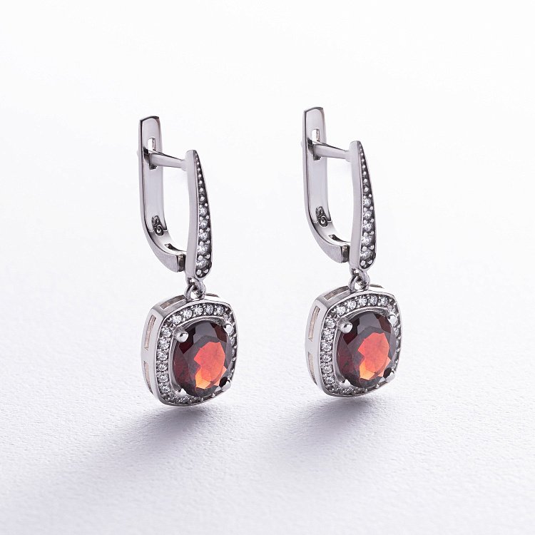 Серебряные серьги с пиропами и фианитами GS-02-060-4110 от ювелирного магазина Оникс