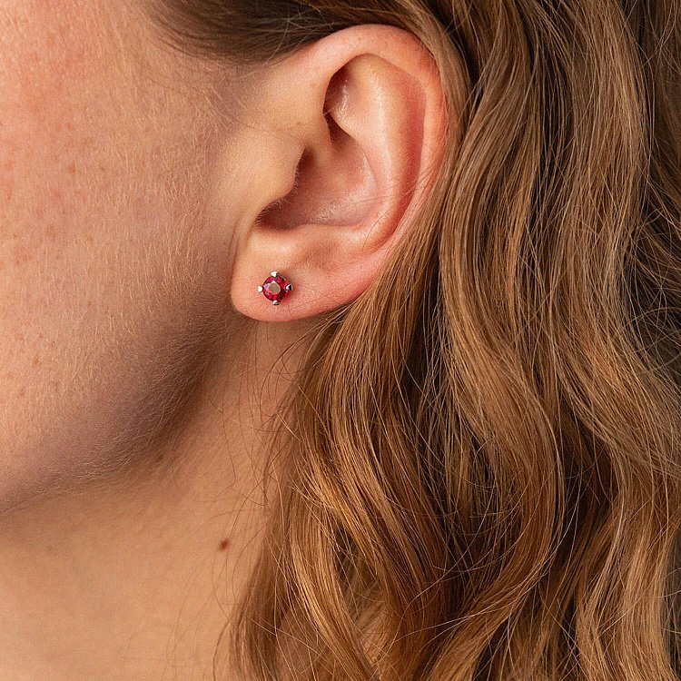 Золоті сережки - пусети з рубінами сб0388 від ювелірного магазину Онікс - 1