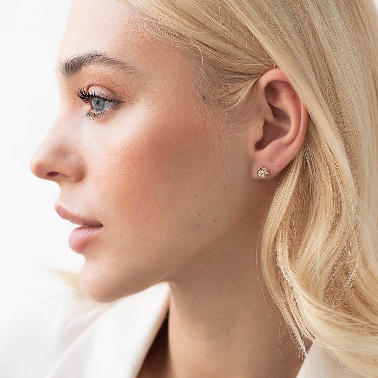 Золотые серьги - пусеты с фианитами с07701 от ювелирного магазина Оникс - 1