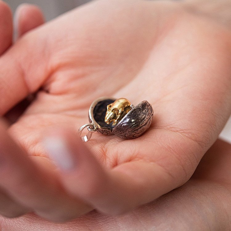 Серебряная подвеска "Мышь в орешке" ручной работы 133115 от ювелирного магазина Оникс - 1