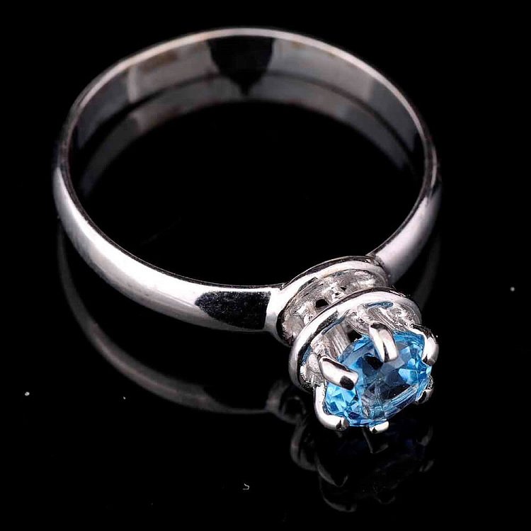 Золотое кольцо с голубым топазом к02598 от ювелирного магазина Оникс