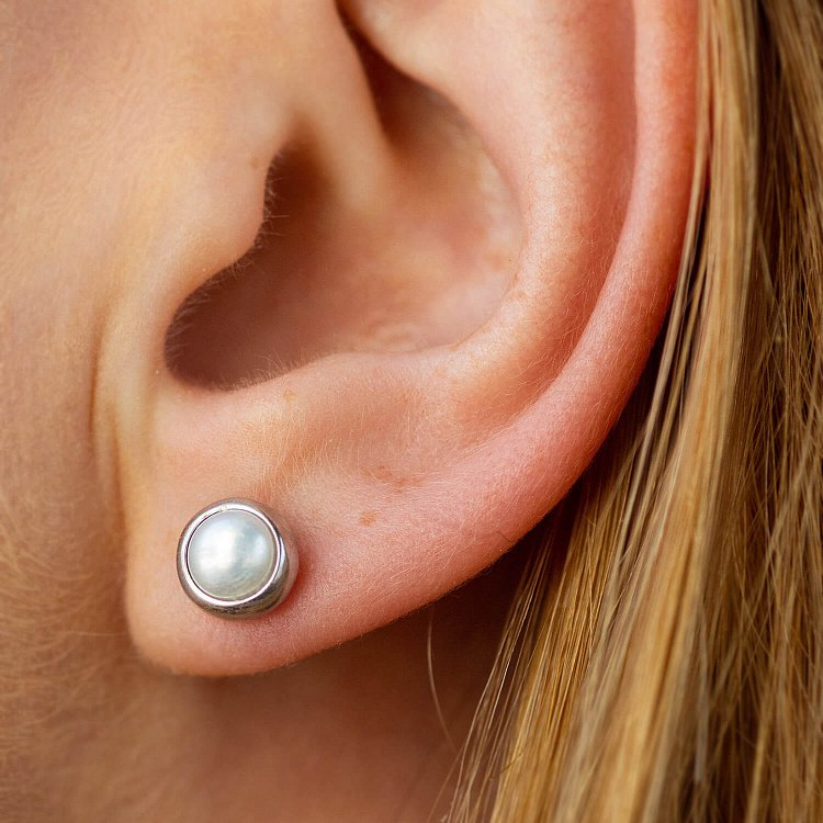 Сережки - пусети з перлами (срібло) 7070 від ювелірного магазину Онікс - 1