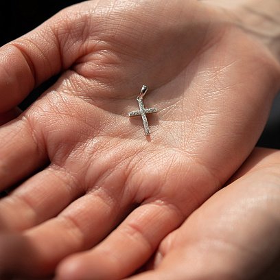 Золотой крестик с черными и белыми фианитами п03159 №2