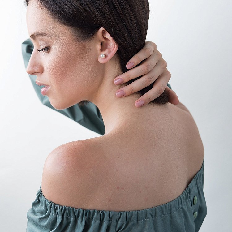 Золоті сережки-пусети (фіаніт, культ. прісн. перлини) с04116 від ювелірного магазину Онікс - 2