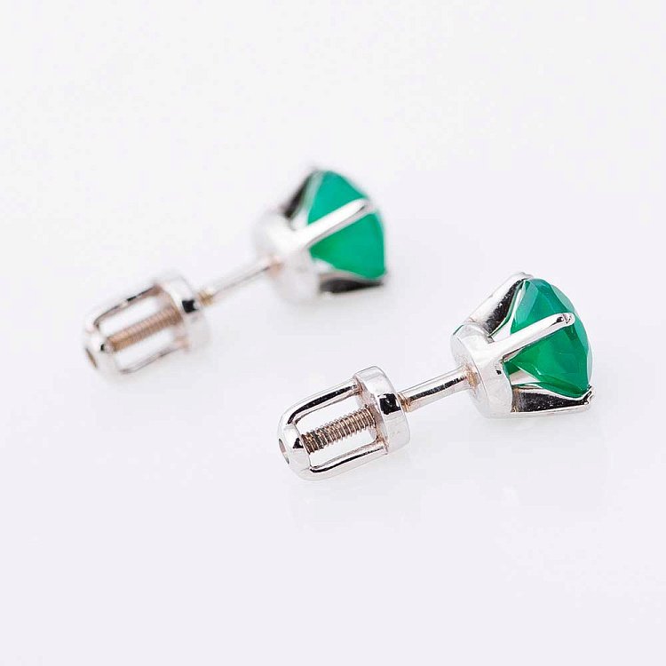 Золоті сережки-пусети з зеленим агатом 1404466 від ювелірного магазину Онікс - 1