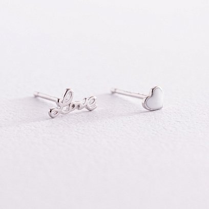 Серебряные серьги - пусеты "Love" с эмалью 123136
