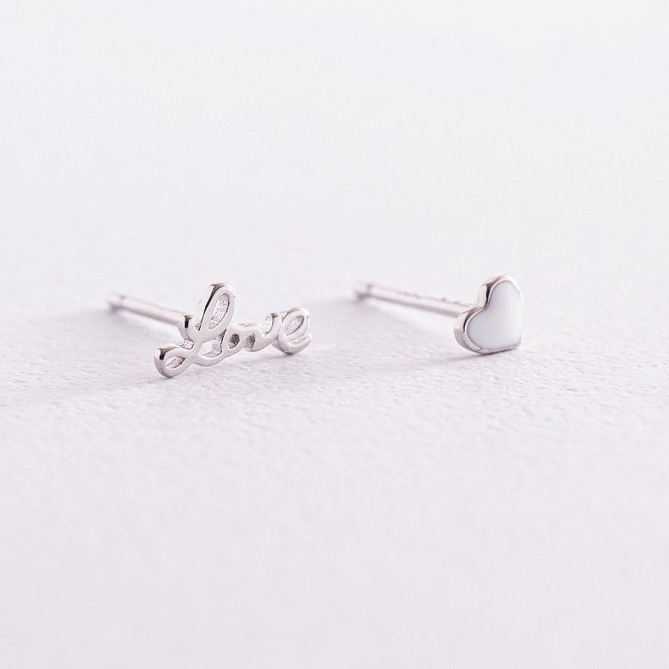 Серебряные серьги - пусеты "Love" с эмалью 123136 от ювелирного магазина Оникс