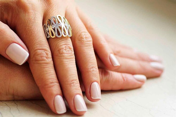 Жіноча золота каблучка з фіанітами к02870 від ювелірного магазину Онікс