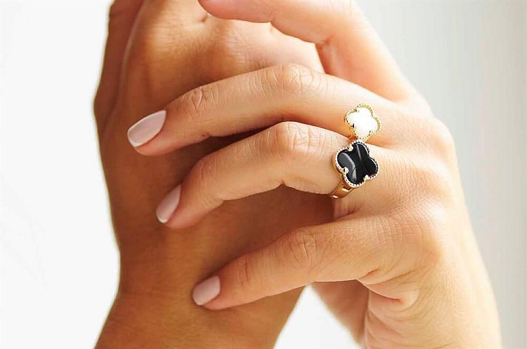 Золотое женское кольцо "Клевер" с перламутром к03283 от ювелирного магазина Оникс - 5