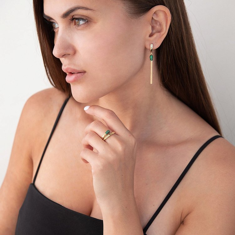 Золота каблучка "Сірник" (зелені фіаніти) к06906 - 5 Золота каблучка "Сірник" (зелені фіаніти) к06906 від ювелірного магазину Онікс - 5