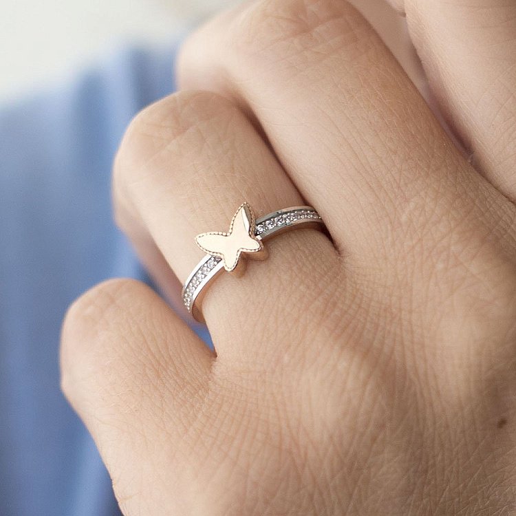 Золота каблучка "Метелик" (фіаніти) к05019 від ювелірного магазину Онікс - 1