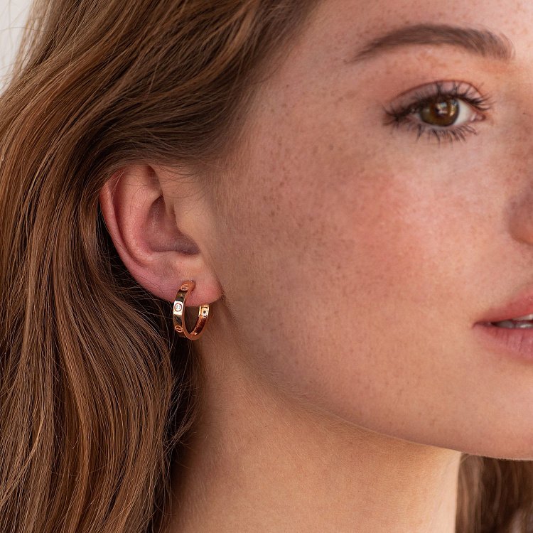 Золотые серьги - кольца "Love" с фианитами с07493 от ювелирного магазина Оникс