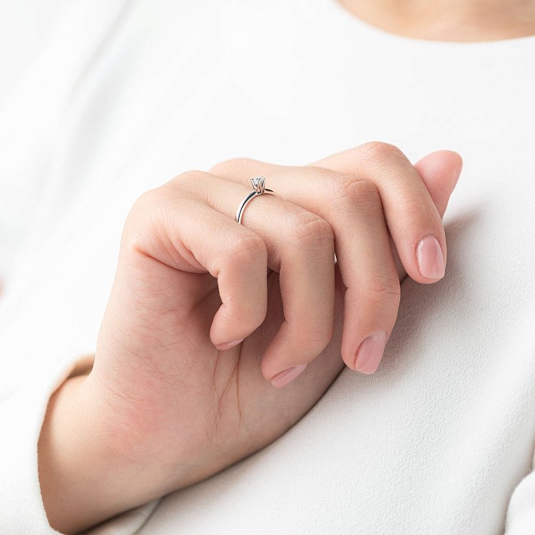 Золота заручальна каблучка (фіаніт) к05981 від ювелірного магазину Онікс - 1