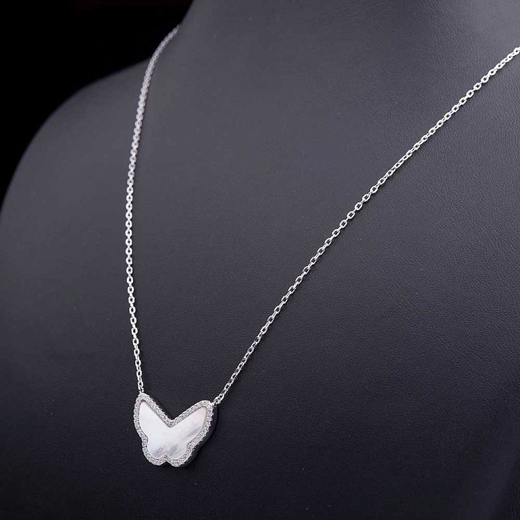 Серебряное колье "Бабочка" с фианитами и перламутром 18337 от ювелирного магазина Оникс - 1