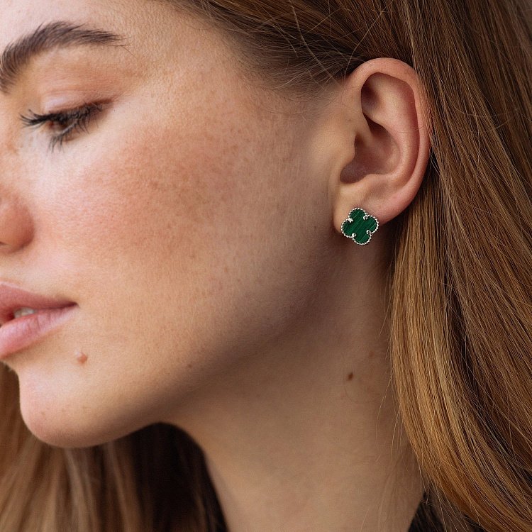 Срібні сережки "Конюшина" з малахітом 123358 від ювелірного магазину Онікс - 1