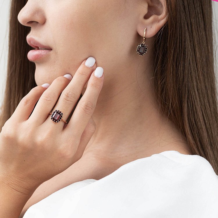 Золотое кольцо с пиропом (гранатом) к04623 от ювелирного магазина Оникс - 1