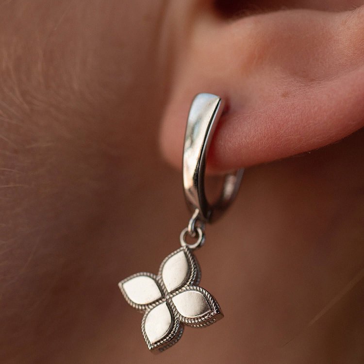 Сережки "Конюшина" в білому золоті с08459 від ювелірного магазину Онікс - 3