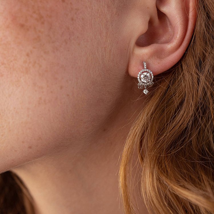 Серьги в белом золоте с бриллиантами с338 от ювелирного магазина Оникс - 1