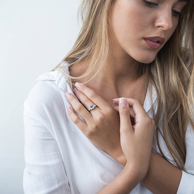 Золотое кольцо (голубой топаз, фианиты) к04642 от ювелирного магазина Оникс - 1