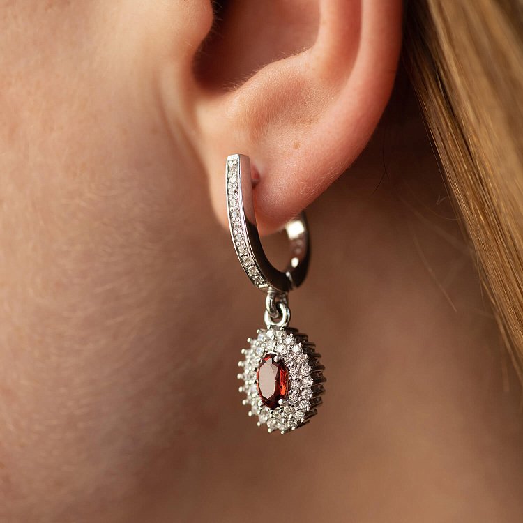 Серебряные серьги с пиропами и фианитами GS-02-086-4110 от ювелирного магазина Оникс - 1
