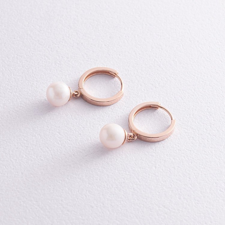 Золотые серьги - кольца с жемчугом с08273 от ювелирного магазина Оникс