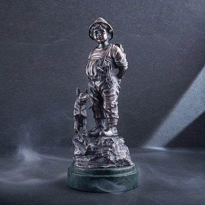 Серебряная фигура ручной работы "Мальчик с собакой" сер00002