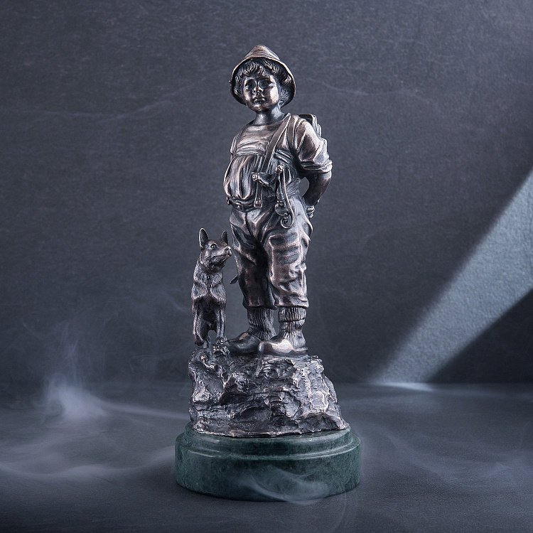 Серебряная фигура ручной работы "Мальчик с собакой" сер00002 от ювелирного магазина Оникс