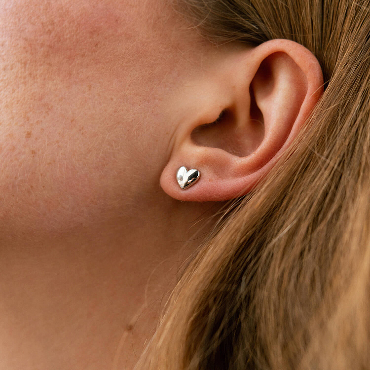 Золотые серьги-пусеты "Сердечки" с05341 от ювелирного магазина Оникс - 2