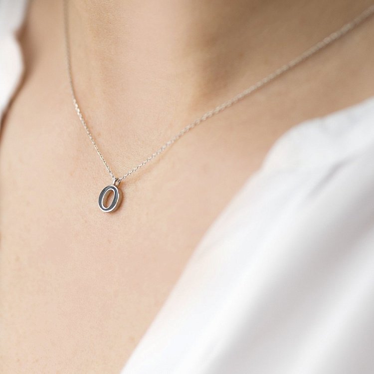 Серебряное колье с буквой О 18623ч от ювелирного магазина Оникс - 1
