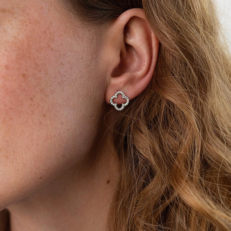 Срібні сережки - пусети "Конюшина" з фіанітами 008220 від ювелірного магазину Онікс - 2