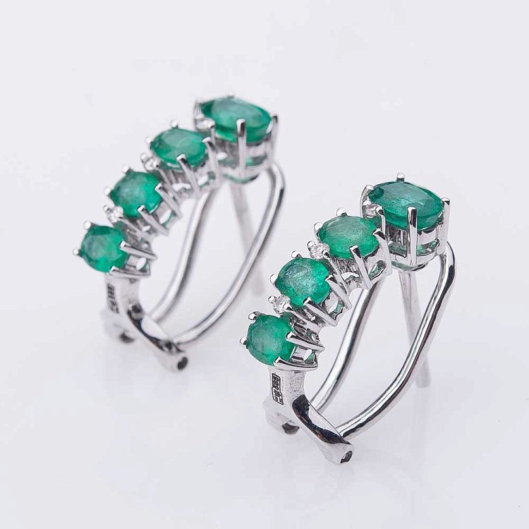 Золотые серьги с изумрудами и бриллиантами E11170Eaj от ювелирного магазина Оникс