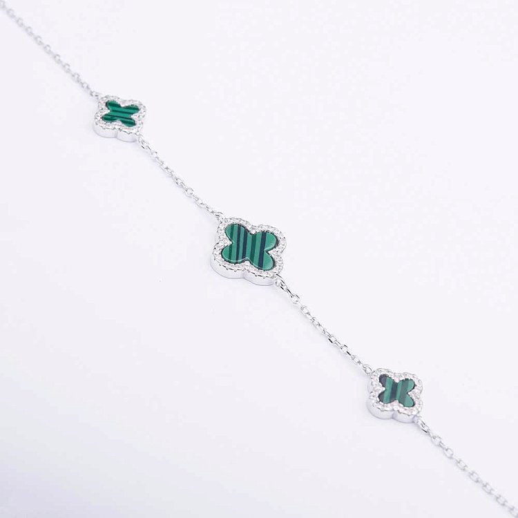 Срібний браслет "Конюшина" з фіанітами і ім. малахіту 141029 від ювелірного магазину Онікс - 1