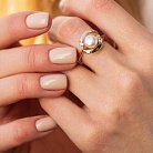Золотое кольцо с жемчугом и фианитами к07211 от ювелирного магазина Оникс - 1