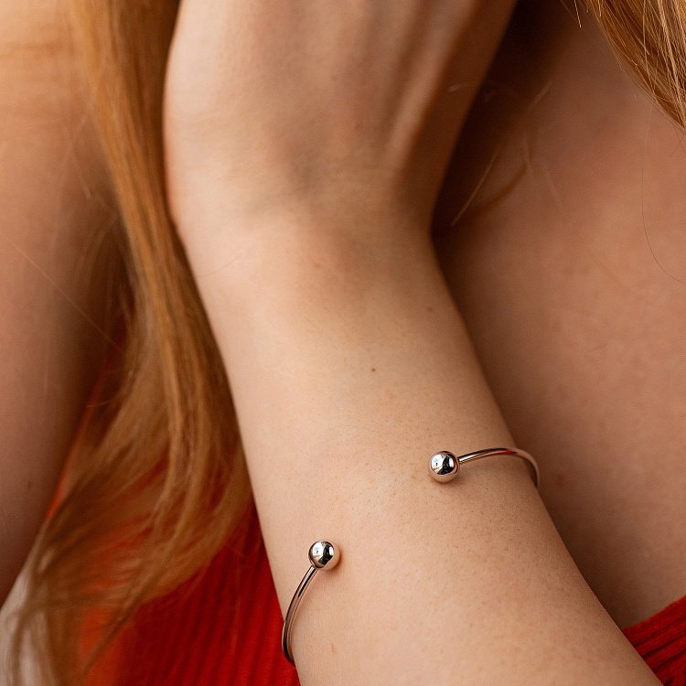 Жорсткий браслет "Кульки" (біле золото) б05474 від ювелірного магазину Онікс - 7