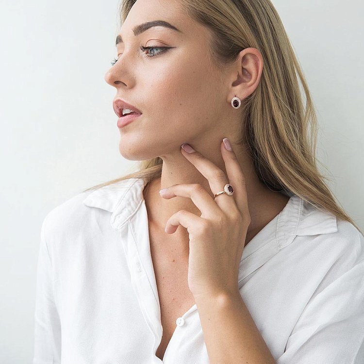 Золотое кольцо (пироп, фианиты) к04660 от ювелирного магазина Оникс - 4