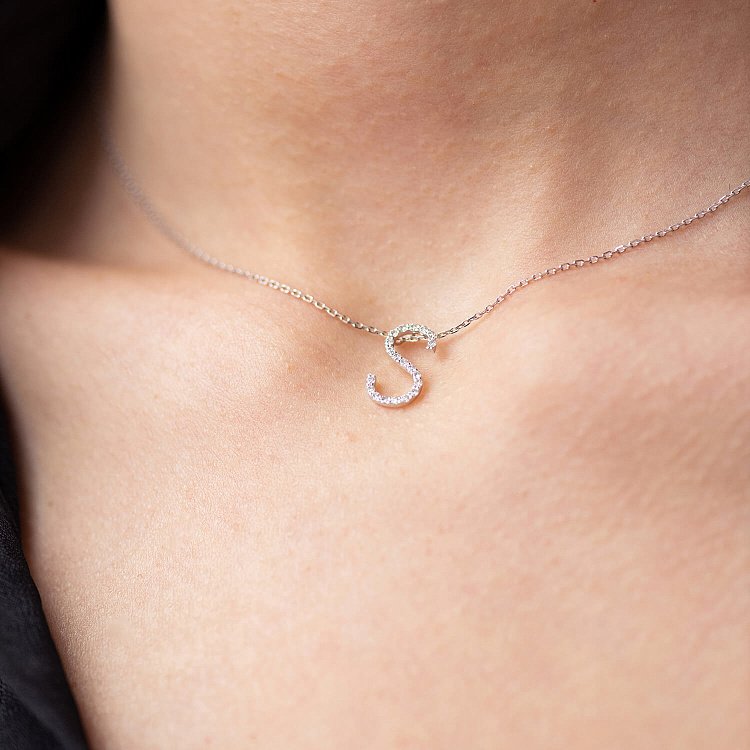 Золотое колье с буквой "S" с бриллиантами 133601121 от ювелирного магазина Оникс