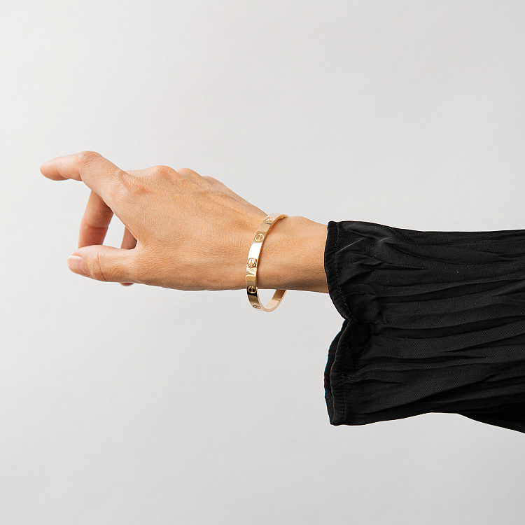 Жорсткий браслет "Love" з фіанітами (жовте золото) б04654 від ювелірного магазину Онікс - 3