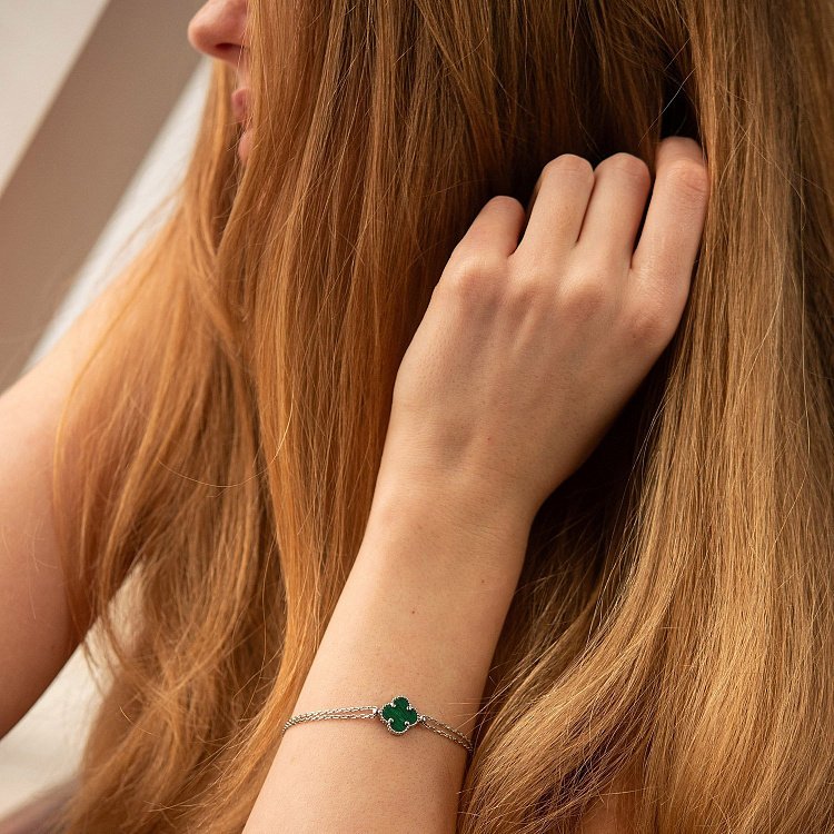 Срібний браслет "Конюшина" з малахітом 141711 від ювелірного магазину Онікс - 1