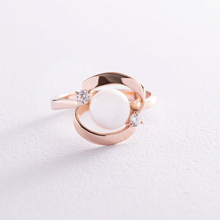 Золота каблучка з перлиною і фіанітами к07211 від ювелірного магазину Онікс