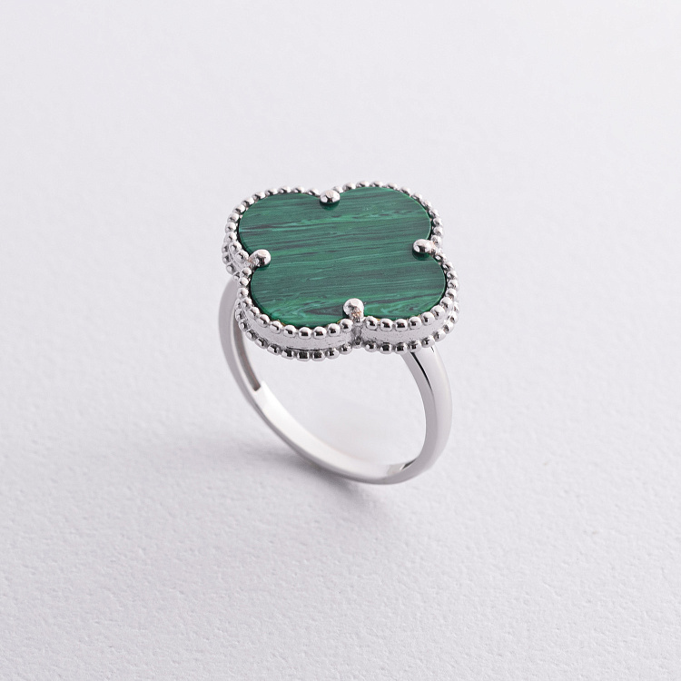 Каблучка "Конюшина" з малахітом (біле золото) к07000 від ювелірного магазину Онікс