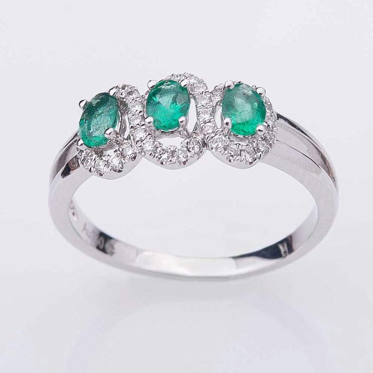 Золотое кольцо с бриллиантами и изумрудами кб02899 от ювелирного магазина Оникс