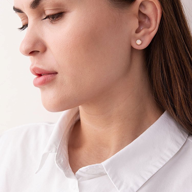 Золотые серьги-пусеты "Сияние" (синт. опал) 6 мм с05472 от ювелирного магазина Оникс - 1