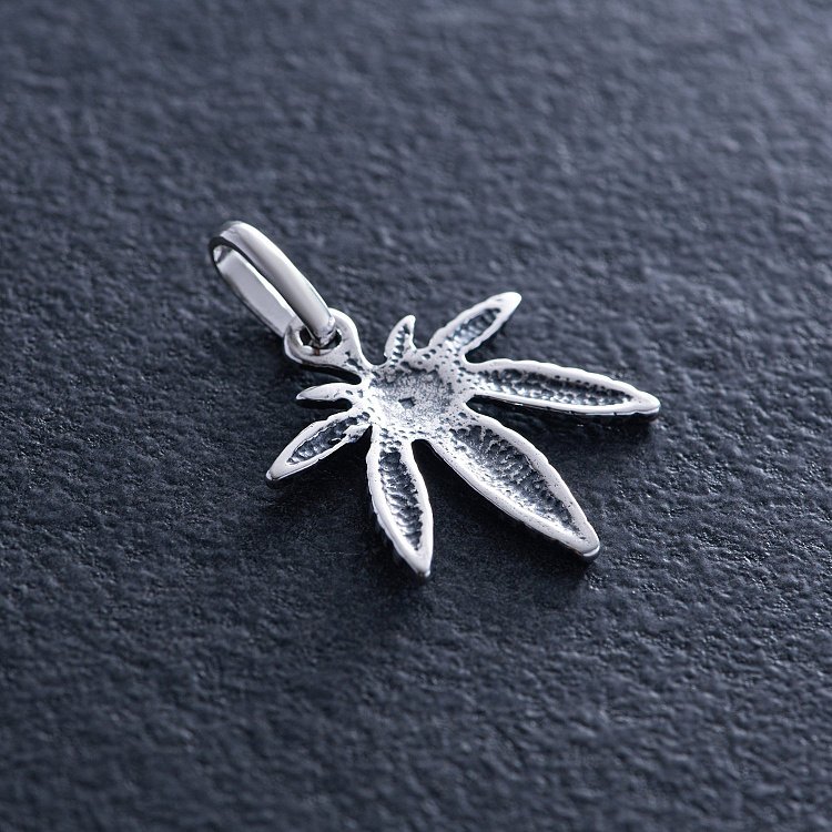 Срібна підвіска "Листочок конопель"  13389 від ювелірного магазину Онікс - 2