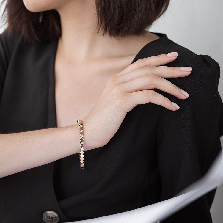 Жорсткий золотий браслет з фіанітами б04190 від ювелірного магазину Онікс - 2