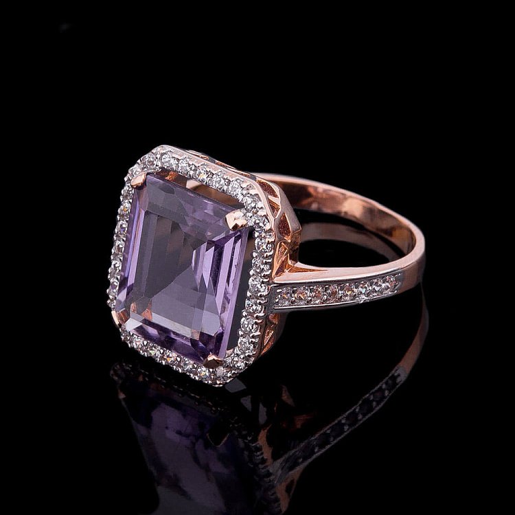 Золотое кольцо с аметистом и фианитами к03059 от ювелирного магазина Оникс - 1