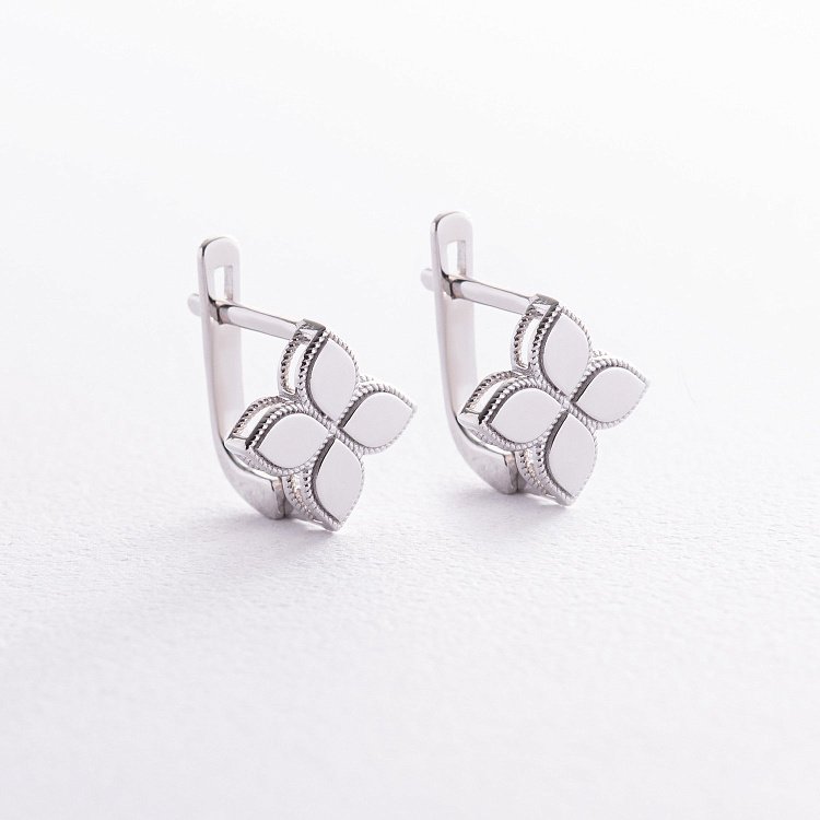 Серьги "Клевер" в белом золоте с08455 от ювелирного магазина Оникс