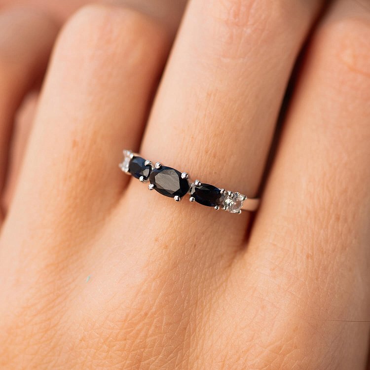 Срібна каблучка з синт. сапфірами і фіанітами 1722/1р-NSPH - 3 Срібна каблучка з синт. сапфірами і фіанітами 1722/1р-NSPH від ювелірного магазину Онікс - 3