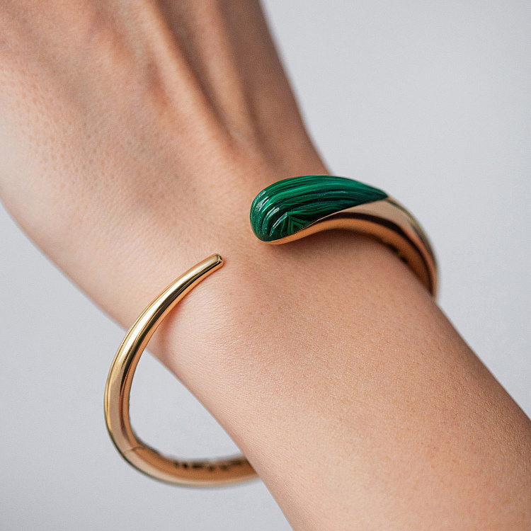 Жесткий золотой браслет "Olivia" с малахитом б04852 от ювелирного магазина Оникс - 3