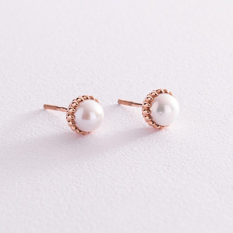 Золотые серьги - пусеты с жемчугом с07635 от ювелирного магазина Оникс